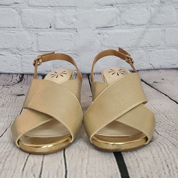 Isaac Mizrahi gold wedge sandals, 7.5W - Picture 4 of 15